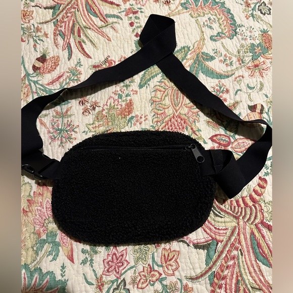 Victoria's Secret PINK Sherpa Cozy Fleece Fanny Pack Crossbody Black. Preowned - Picture 2 of 10